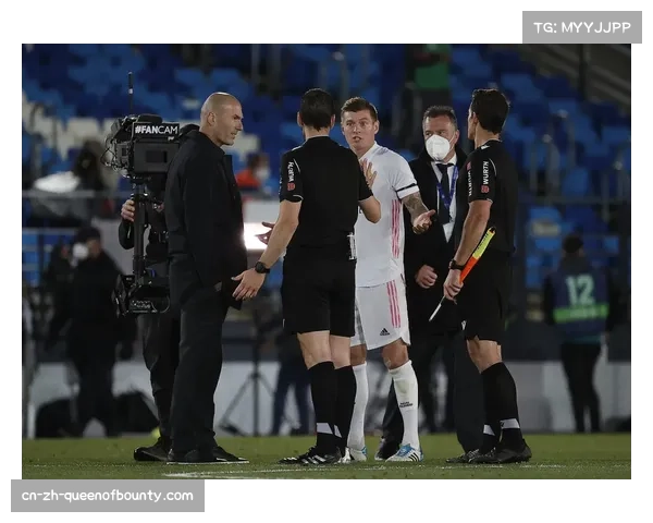 巴萨客场2-1逆转十人马竞,莱万幸运绝杀助球队领先皇马7分